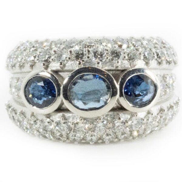 טבעת ספיר ויהלומים גדולה ועשירה מזהב לבן