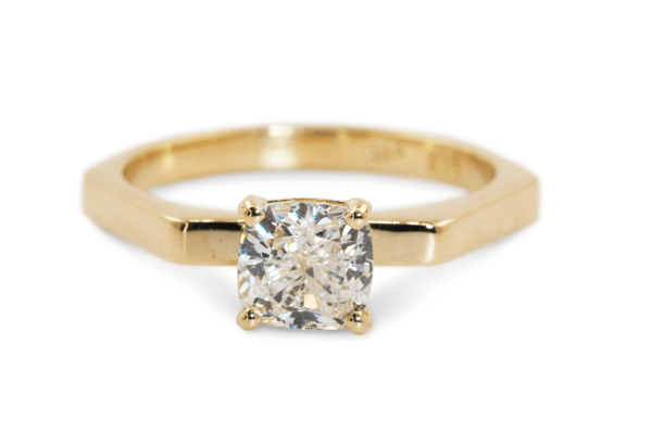 טבעת אירוסין מרובעת זהב צהוב בשיבוץ יהלום קושן