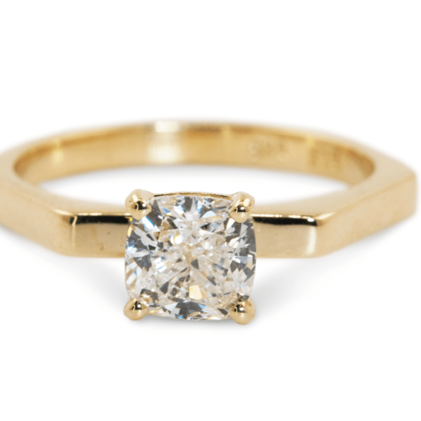 טבעת אירוסין מרובעת זהב צהוב בשיבוץ יהלום קושן