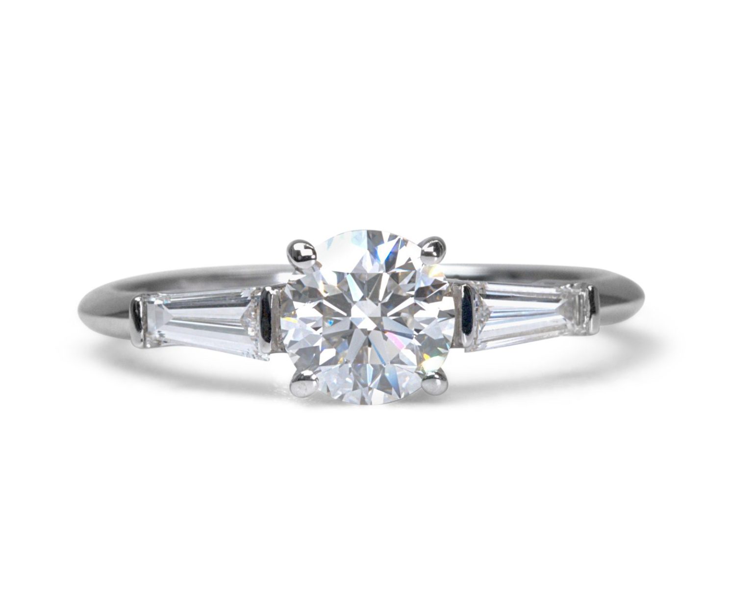 טבעת מזהב לבן משובצת יהלום אירוסין עם טייפרים קטנים בצד