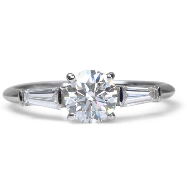 טבעת מזהב לבן משובצת יהלום אירוסין עם טייפרים קטנים בצד