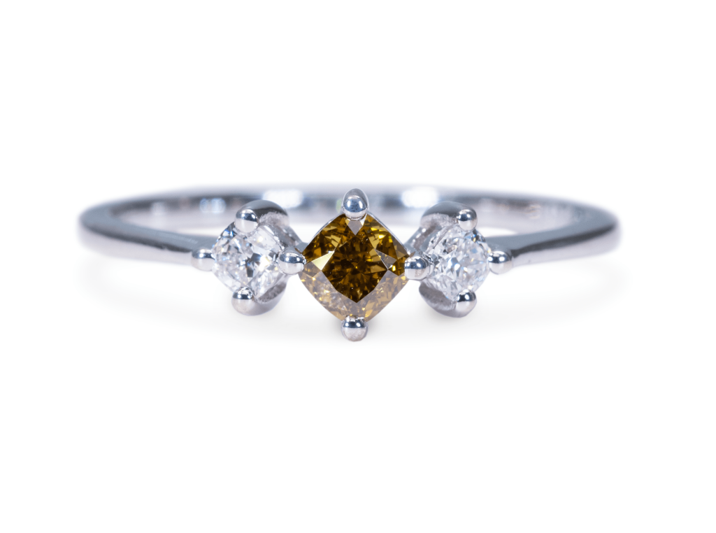 טבעת יהלומים קטנים בעיצוב מיוחד