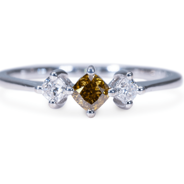 טבעת יהלומים קטנים בעיצוב מיוחד