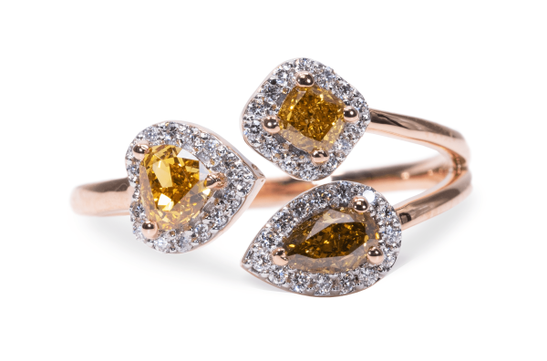 טבעת יהלום מעוצבת משובצת יהלומים בשלל צורות וצבעים