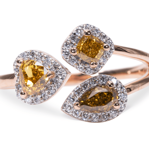 טבעת יהלום מעוצבת משובצת יהלומים בשלל צורות וצבעים