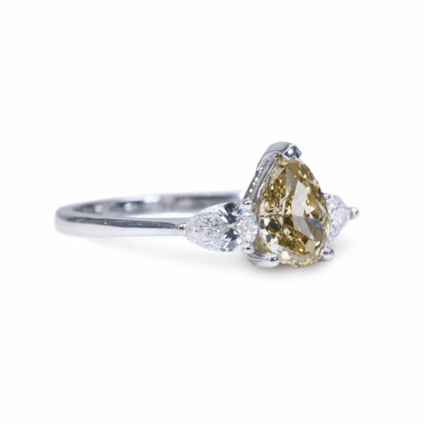 טבעת שלושה יהלומים בסגנון וינטג