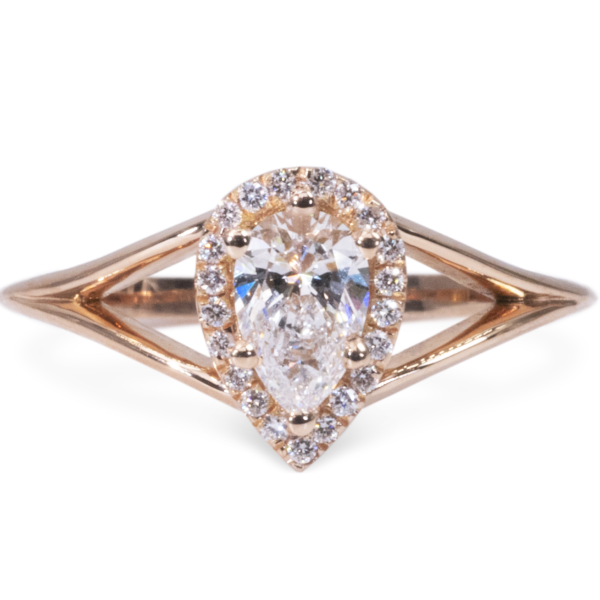 טבעת מזהב ורוד משובצת יהלום במשקל קרט 1 בצורת טיפה