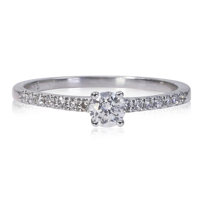 טבעת יהלום מוקפת בשורה של יהלומים טבעיים - דיאנוצ׳ה