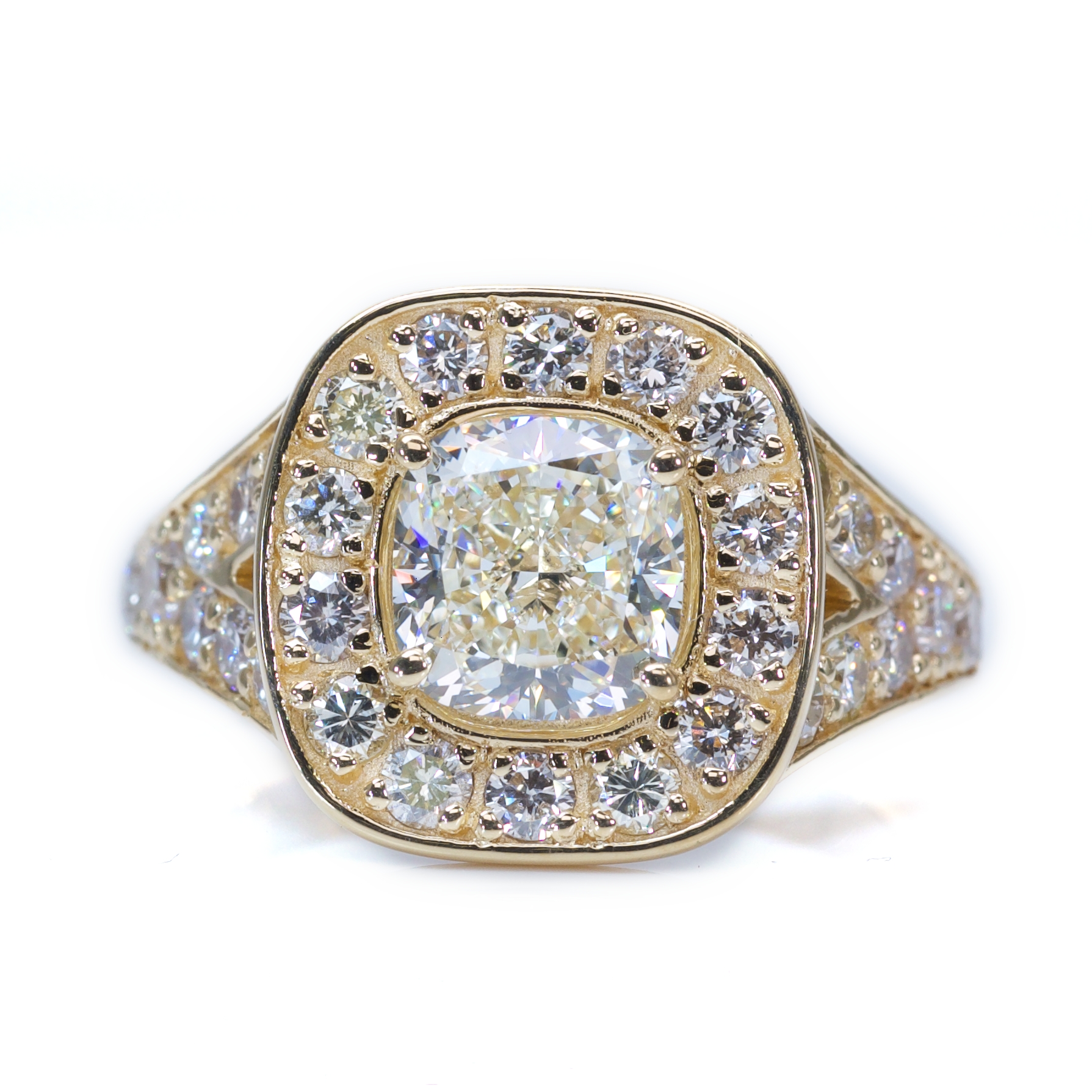 טבעת יהלום משובצת בהאלו ושורה של יהלומים טבעיים - דיאנוצ׳ה