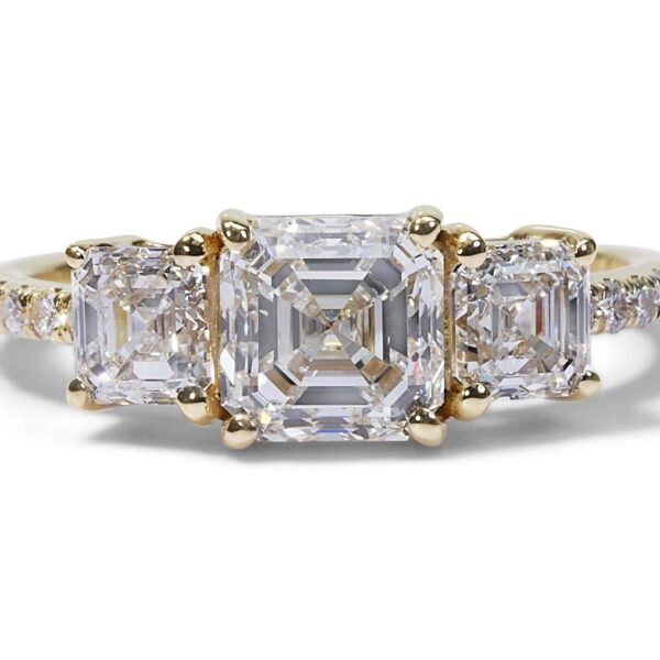 טבעת 3 יהלומים זהב צהוב בשיבוץ 3 יהלומי אשר