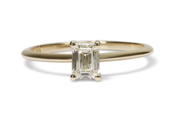 טבעת יהלום סוליטר משובצת אבן בליטוש אמרלד בטבעת מזהב צהוב