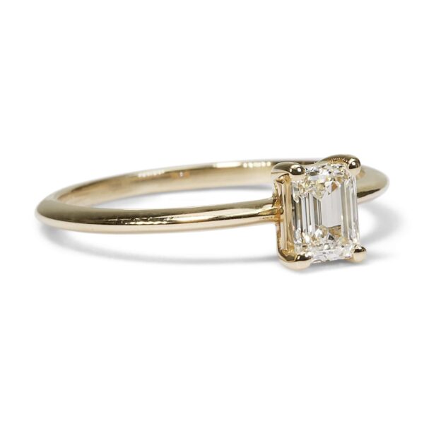 טבעת סוליטר יהלום אמרלד זהב צהוב