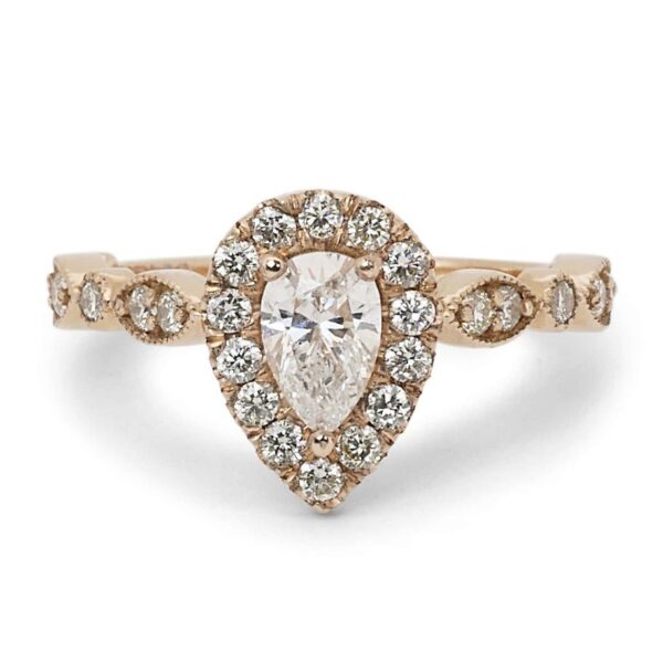 טבעת יהלום טיפה סגנון וינטג זהב אדום. האבן המרכזית, בליטוש טיפה, מוקפת ביהלומים קטנים