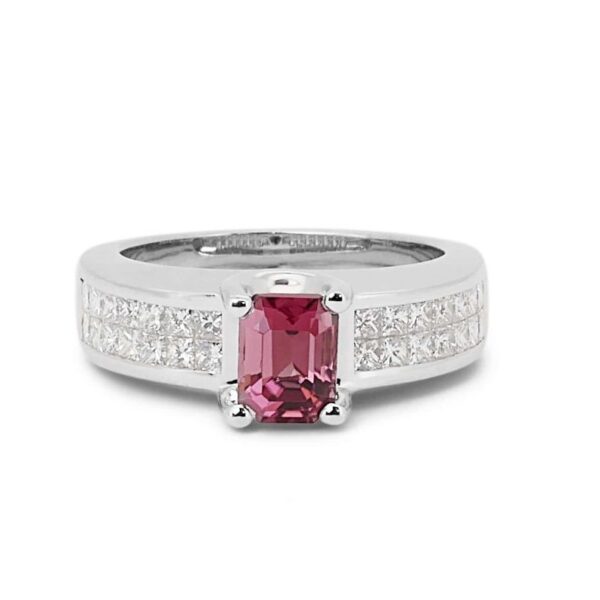 טבעת אבן חן מלבנית בשיבוץ טורמלין ויהלומים