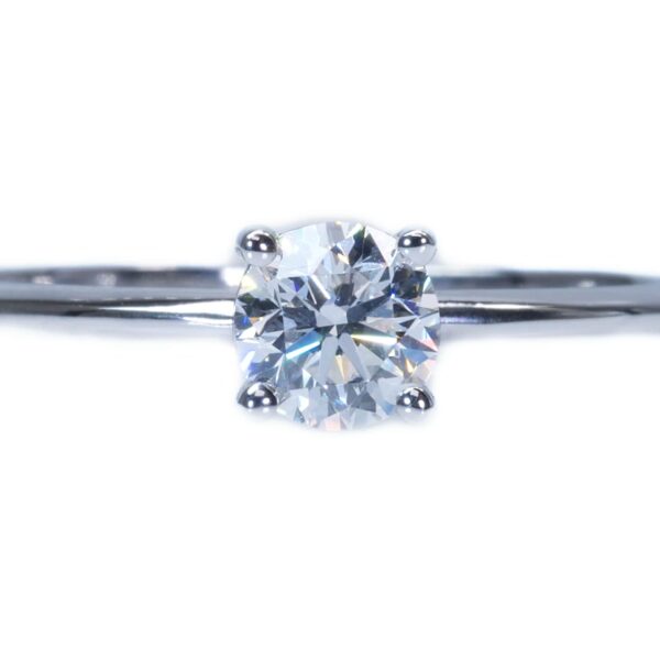 טבעת אירוסין עגולה עדינה בזהב לבן עם שינה מעוגלת