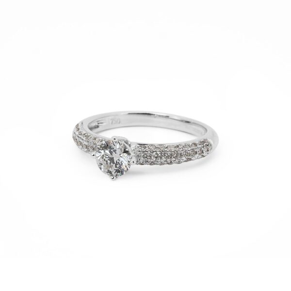 טבעת אירוסין בשיבוץ קלאסי יוקרתי