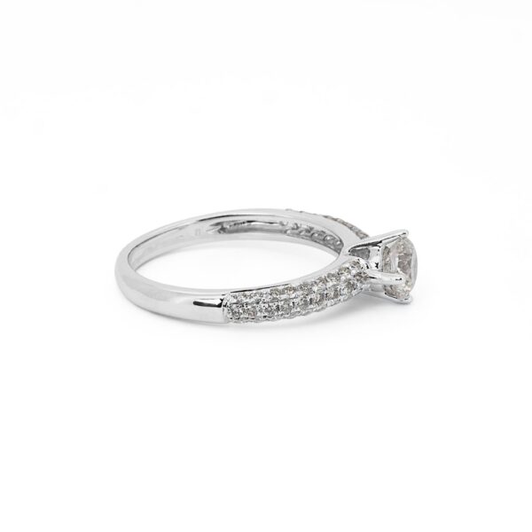 טבעת אירוסין בשיבוץ קלאסי יוקרתי