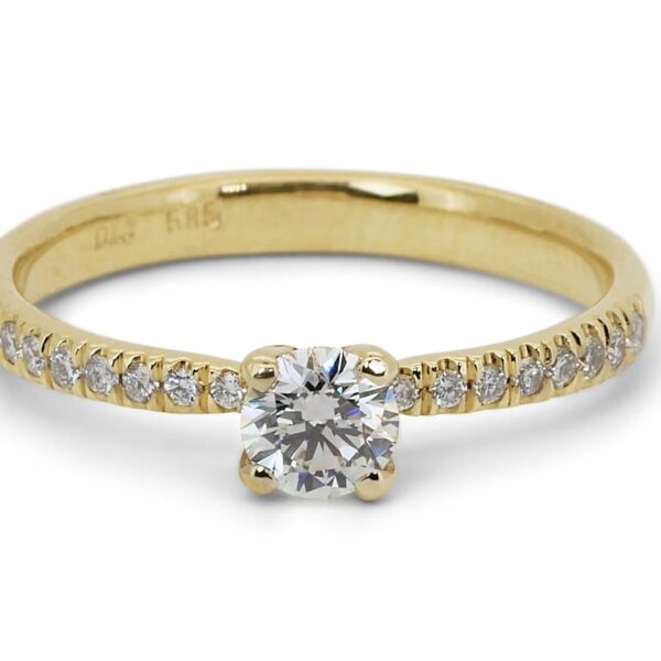 טבעת אירוסין קלאסית עם יהלומי צד