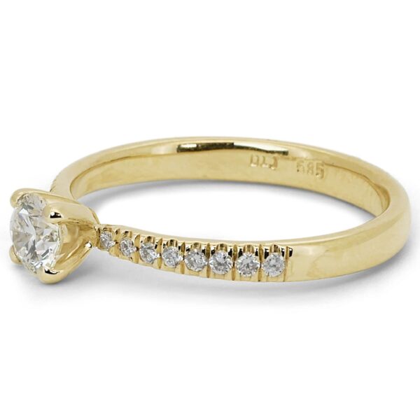 טבעת אירוסין קלאסית עם יהלומי צד