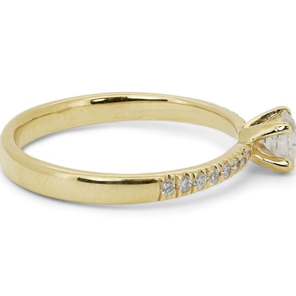 טבעת אירוסין קלאסית עם יהלומי צד