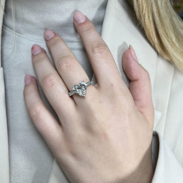 טבעת לב יהלום טבעי מזהב לבן בשיבוץ 3 יהלומים על האצבע