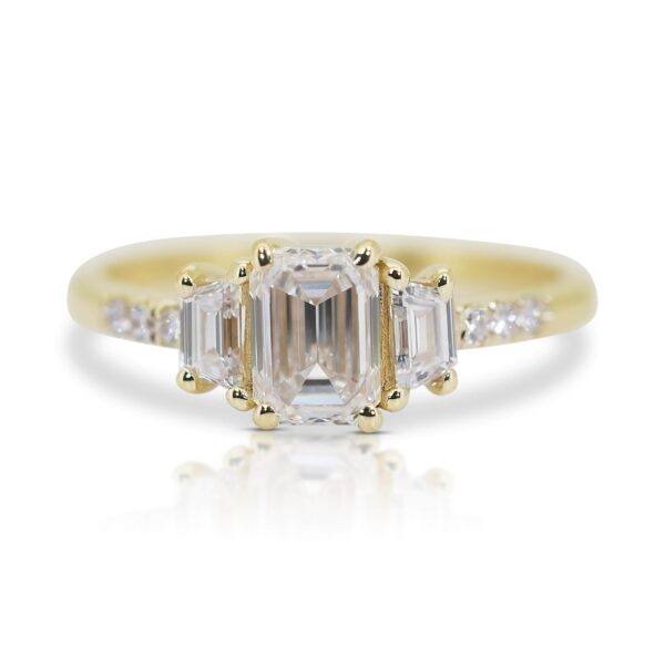 טבעת שלושה יהלומים טבעיים בזהב צהוב אמרלד וטרפזים