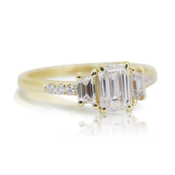 טבעת שלושה יהלומים טבעיים בזהב צהוב