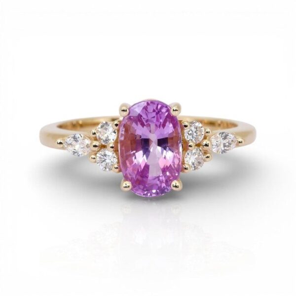 טבעת מיוחדת מתועדת GIA, אבן ספיר ויהלומים במשקל כולל 2.13 קראט, בזהב צהוב 18 קראט