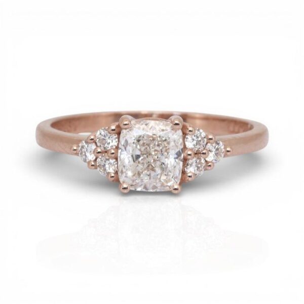 טבעת שבעה יהלומים מתועדת IGI, יהלומים במשקל כולל 1.22 קראט, בזהב ורוד 18 קראט