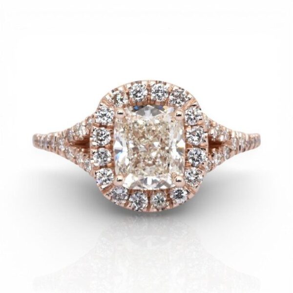 טבעת הילה מתועדת IGI, יהלומים במשקל כולל 2.01 קראט, בזהב ורוד 18 קראט