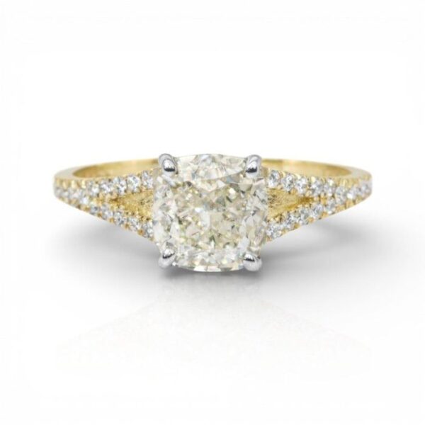 טבעת מעוצבת מתועדת IGI, יהלומים במשקל כולל 2.26 קראט, בזהב צהוב ולבן 18 קראט