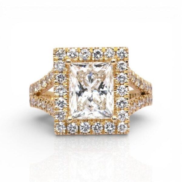 טבעת הילה מתועדת IGI, יהלומים במשקל כולל 3.95 קראט, בזהב צהוב 18 קראט