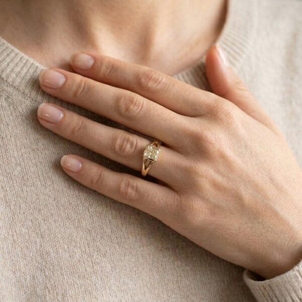 טבעת סוליטר מזהב צהוב 18K, מתועדת IGI, במשקל 1.01 קראט