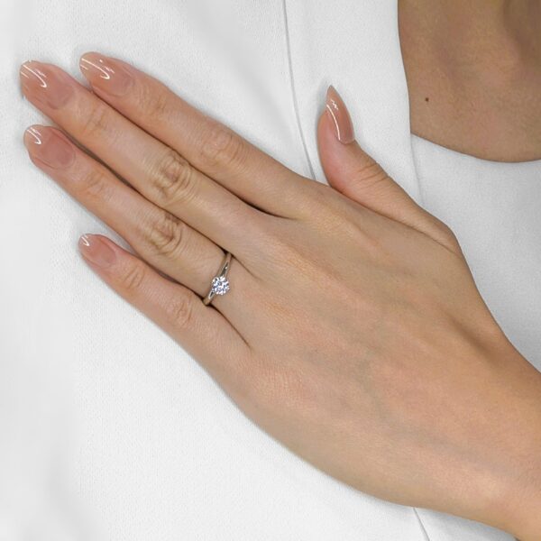 טבעת סוליטר אייקונית מפלטינה עם יהלום טבעי 0.41ct של Tiffany & Co. עם תעודה