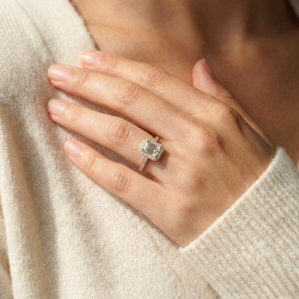 טבעת הילה מזהב צהוב 18K, משובצת ביהלום 1.24 קראט, IGI מתועדת.