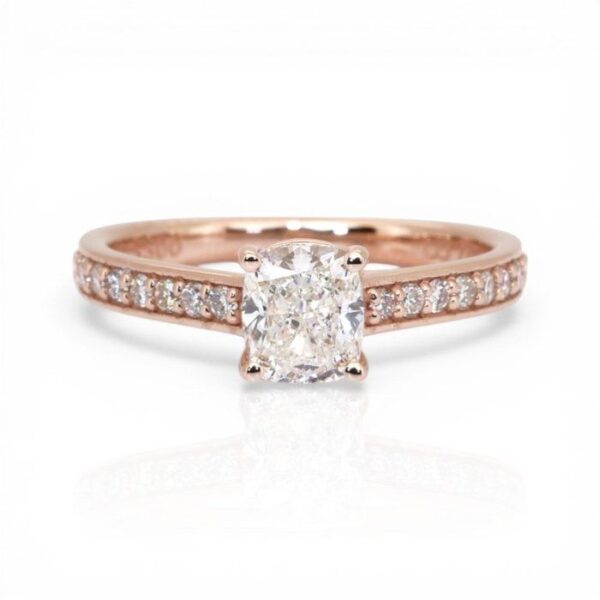 טבעת פאווה מזהב ורוד 18K, מתועדת IGI, במשקל 1.28 קראט