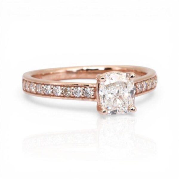 טבעת פאווה מזהב ורוד 18K, מתועדת IGI, במשקל 1.28 קראט