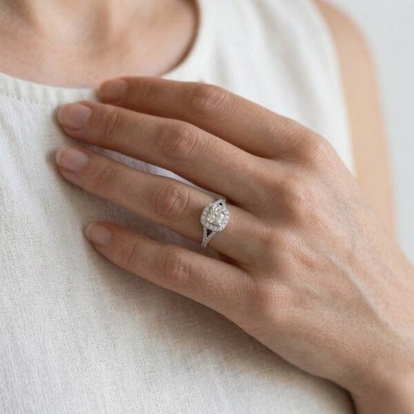 טבעת הילה מזהב לבן 18K, מתועדת GIA, במשקל 1.45 קראט