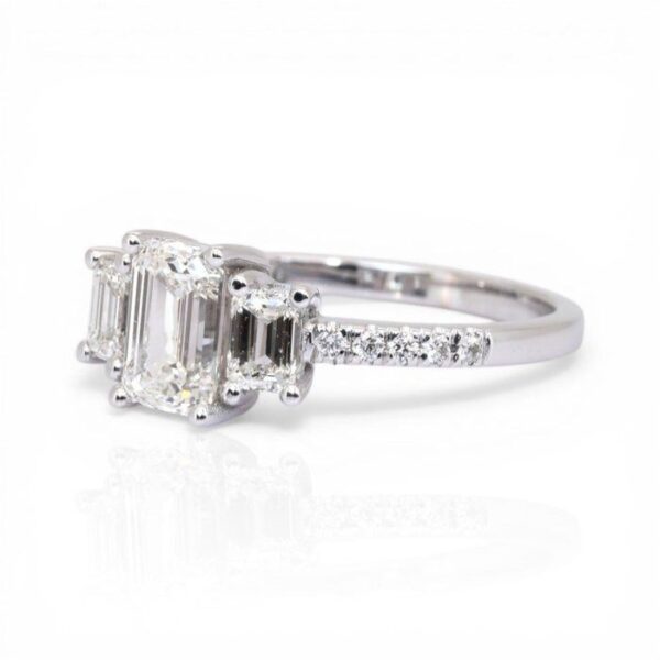 טבעת זהב לבן 18 קראט משובצת שלושה יהלומים, 1.56 קראט, מתועדת IGI ו-GIA