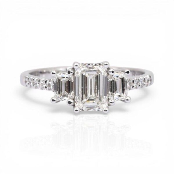 טבעת זהב לבן 18 קראט משובצת שלושה יהלומים, 1.56 קראט, מתועדת IGI ו-GIA