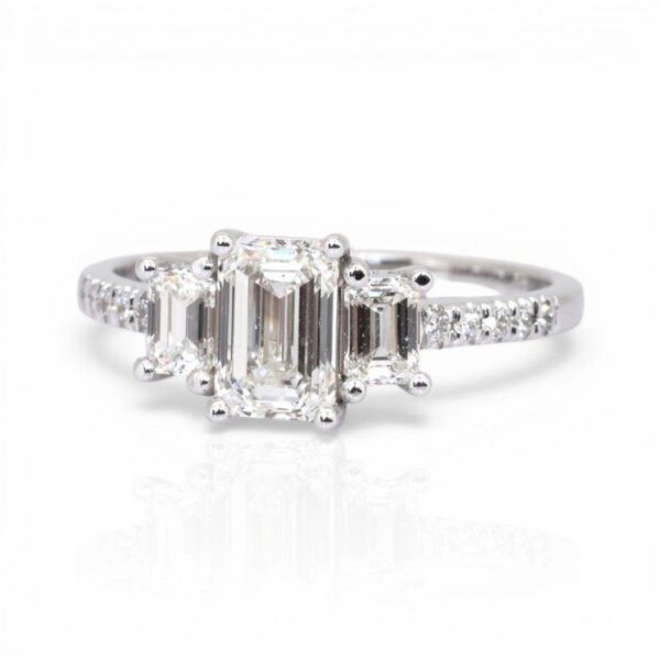 טבעת זהב לבן 18 קראט משובצת שלושה יהלומים, 1.56 קראט, מתועדת IGI ו-GIA