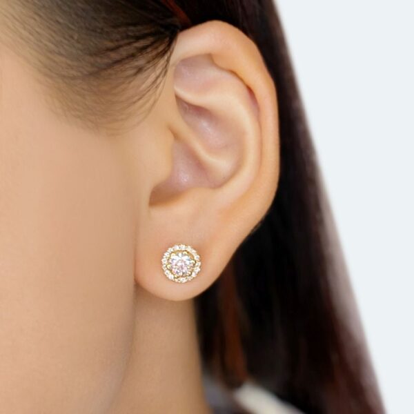 עגילי הילה מזהב צהוב 18 קראט, עגילי יהלום צמודים 0.80 קראט - תעודת IGI