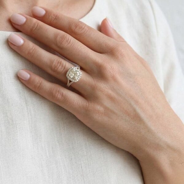 טבעת הילה מזהב צהוב 18K, 1.91 קראט, IGI מתועדת