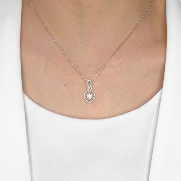 תליון יהלומים טבעיים זוהר בצורת אשכול הילה אגסי במשקל 0.4 קראט בזהב לבן 18K