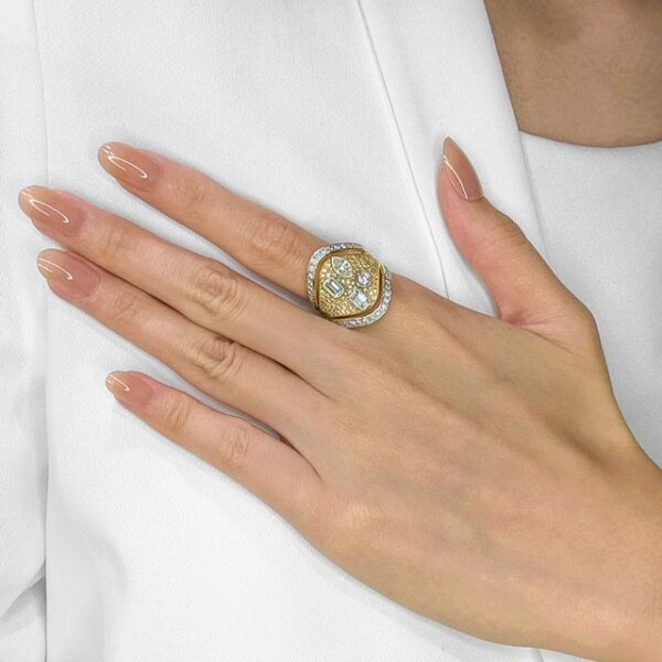 טבעת קוקטייל מהפנטת משובצת יהלומים במשקל 3.03 קראט בזהב צהוב 14 קראט