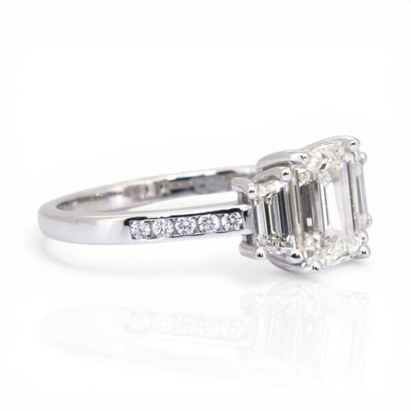 טבעת שלושה יהלומים מזהב לבן 18K, מתועדת IGI, במשקל 2.03 קראט