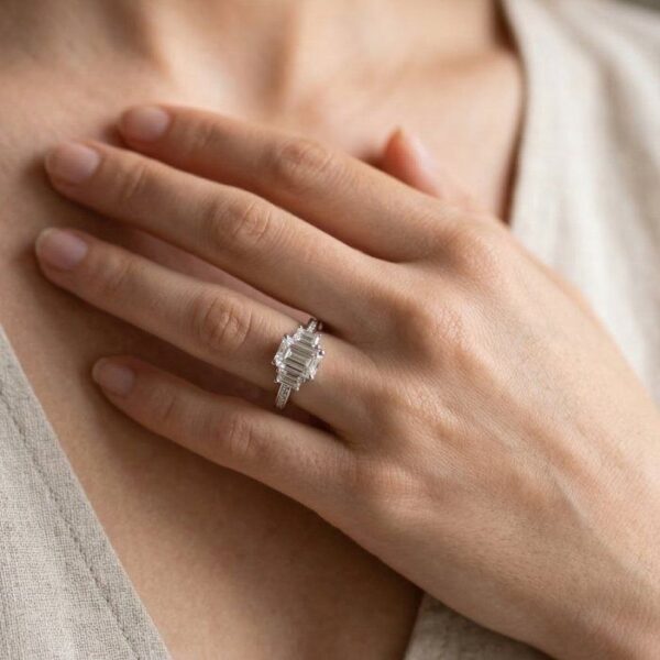 טבעת שלושה יהלומים מזהב לבן 18K, מתועדת IGI, במשקל 2.03 קראט