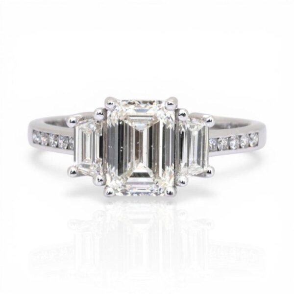 טבעת שלושה יהלומים מזהב לבן 18K, מתועדת IGI, במשקל 2.03 קראט