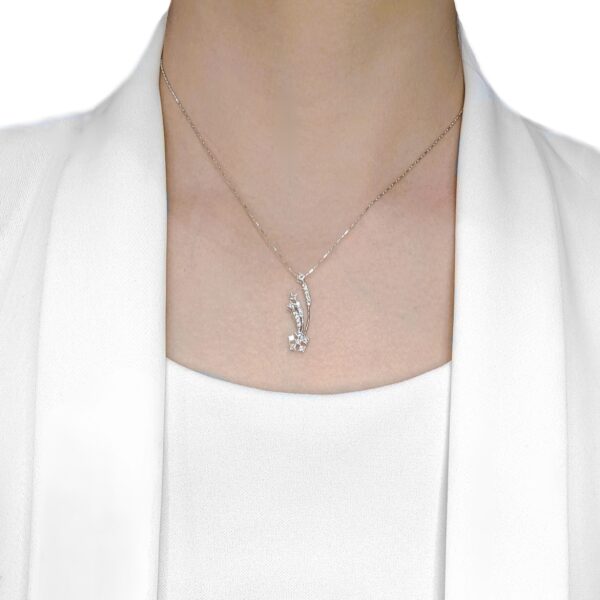 תליון מרשים מזהב לבן 18 קראט עם יהלום טבעי 0.51 קראט בחיתוך פרינסס ועגול (חדש)