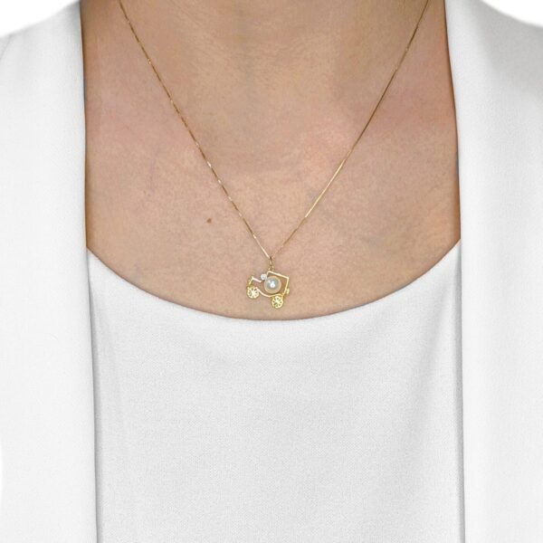 תליון ייחודי בעיצוב מכונית מזהב צהוב 18K עם פנינת אקויה ויהלום טבעי